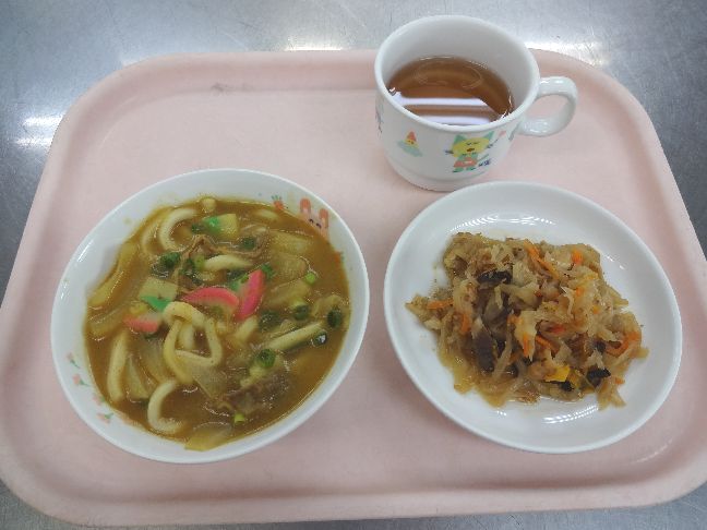 こども園の給食「<span>カレーうどん 切干大根煮</span>」