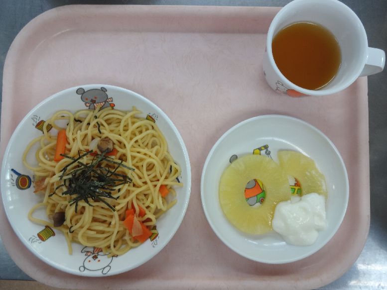 こども園の給食「<span>和風スパゲティ パイン缶とヨーグルト 菓子</span>」