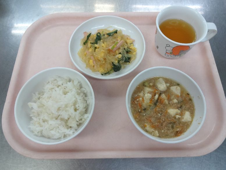 こども園の給食「<span>ごはん マーボー豆腐 華風和え 菓子</span>」