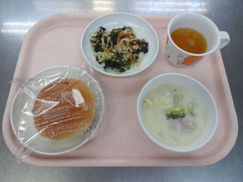 こども園の給食「<span>パン 鶏のクリーム煮 わかめサラダ 白玉団子のきなこ和え</span>」