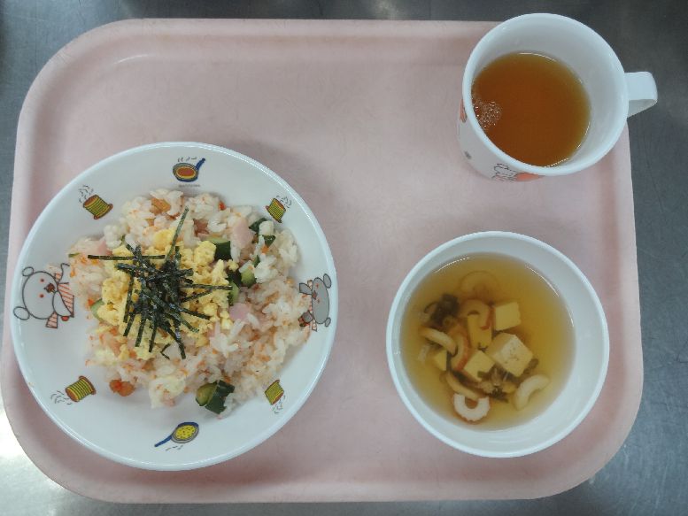 こども園の給食「<span>洋風ちらし寿司 すまし汁 牛乳プリン</span>」