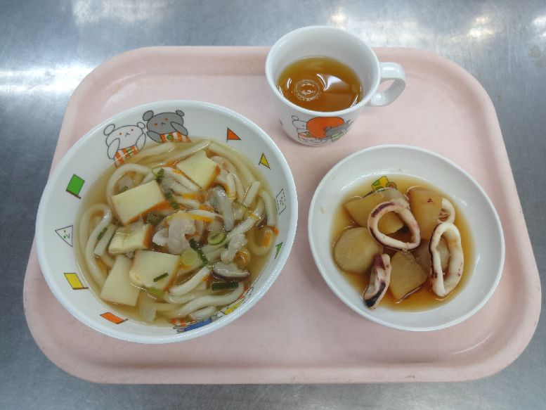 こども園の給食「<span>かやくうどん 里芋といかの煮物 8日 ふかし芋 22日 スイートポテト</span>」