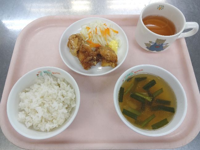 こども園の給食「<span>ごはん 鶏のからあげ 華風スープ</span>」