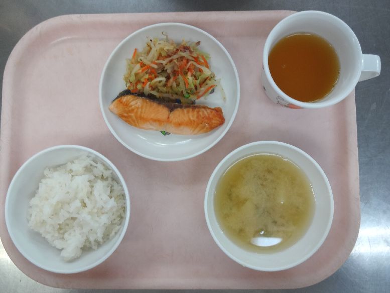こども園の給食「<span>ごはん 焼魚 おかか和え 味噌汁 菓子	</span>」