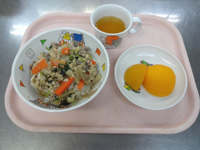 こども園の給食「<span>他人丼 桃缶 菓子</span>」