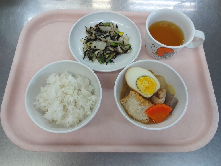 こども園の給食「<span>ごはん 味噌おでん お浸し 菓子</span>」