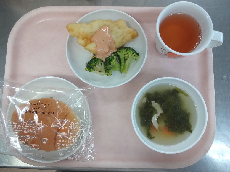 こども園の給食「<span>パン 魚のフリッター ベーコンスープ チヂミ</span>」