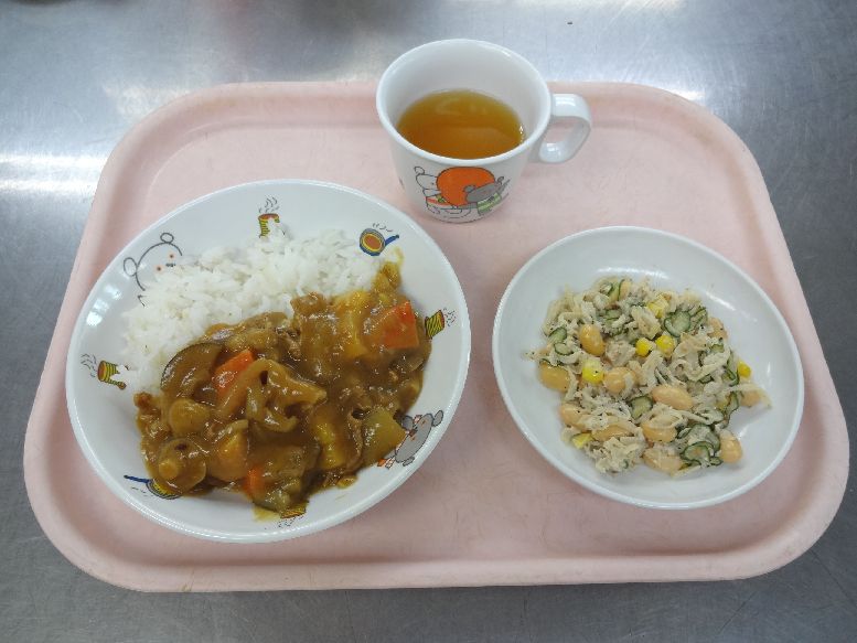 こども園の給食「<span>秋野菜カレー カミカミサラダ リッツとジャム</span>」
