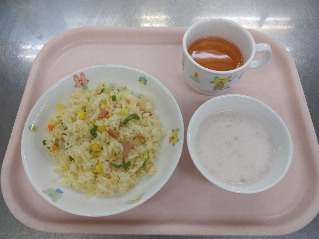 こども園の給食「<span>ピラフ いちごヨーグルト</span>」