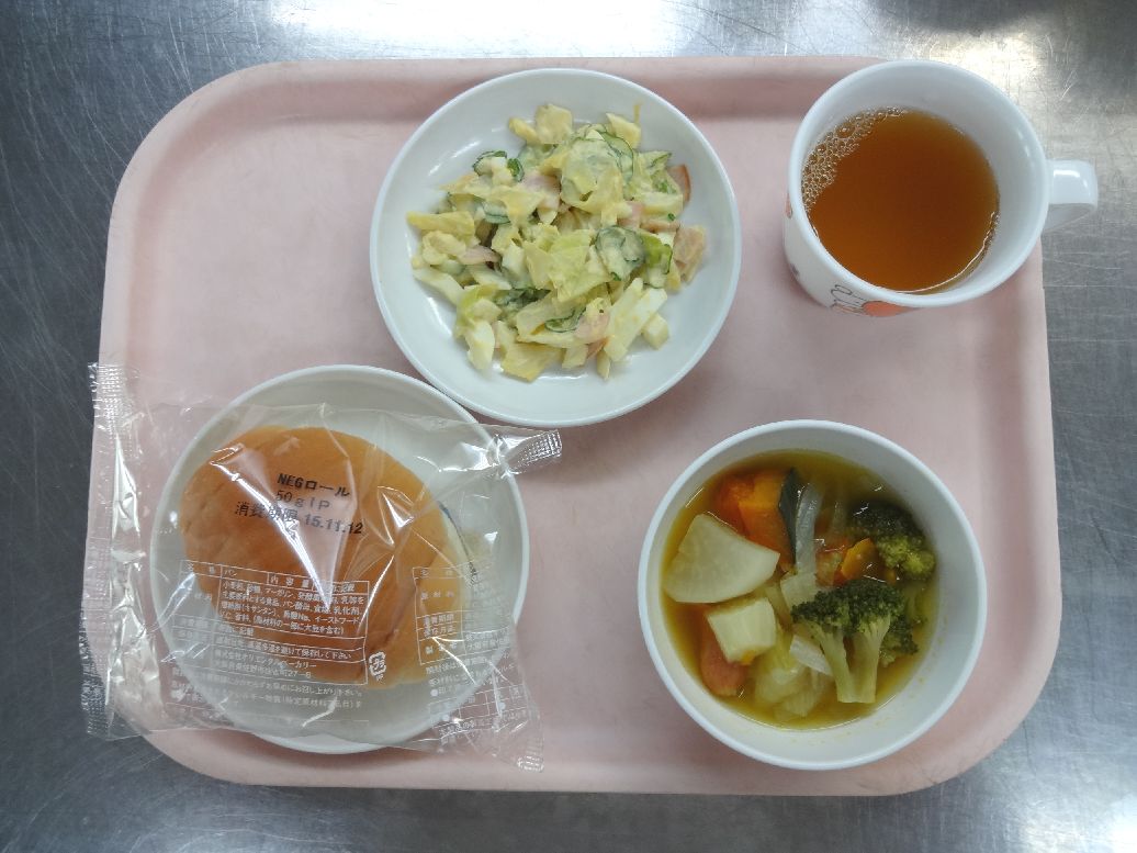 こども園の給食「<span>パン ポトフ 卵サラダ おにぎり</span>」