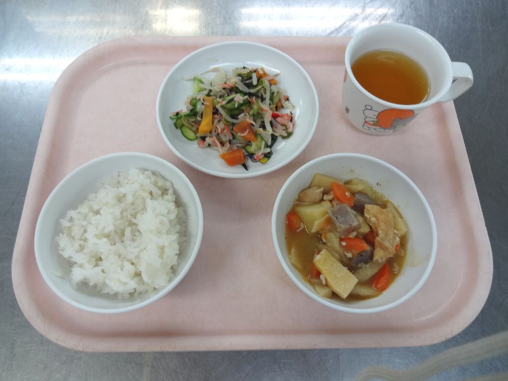 こども園の給食「<span>ごはん 鶏の旨煮 酢の物 菓子	</span>」