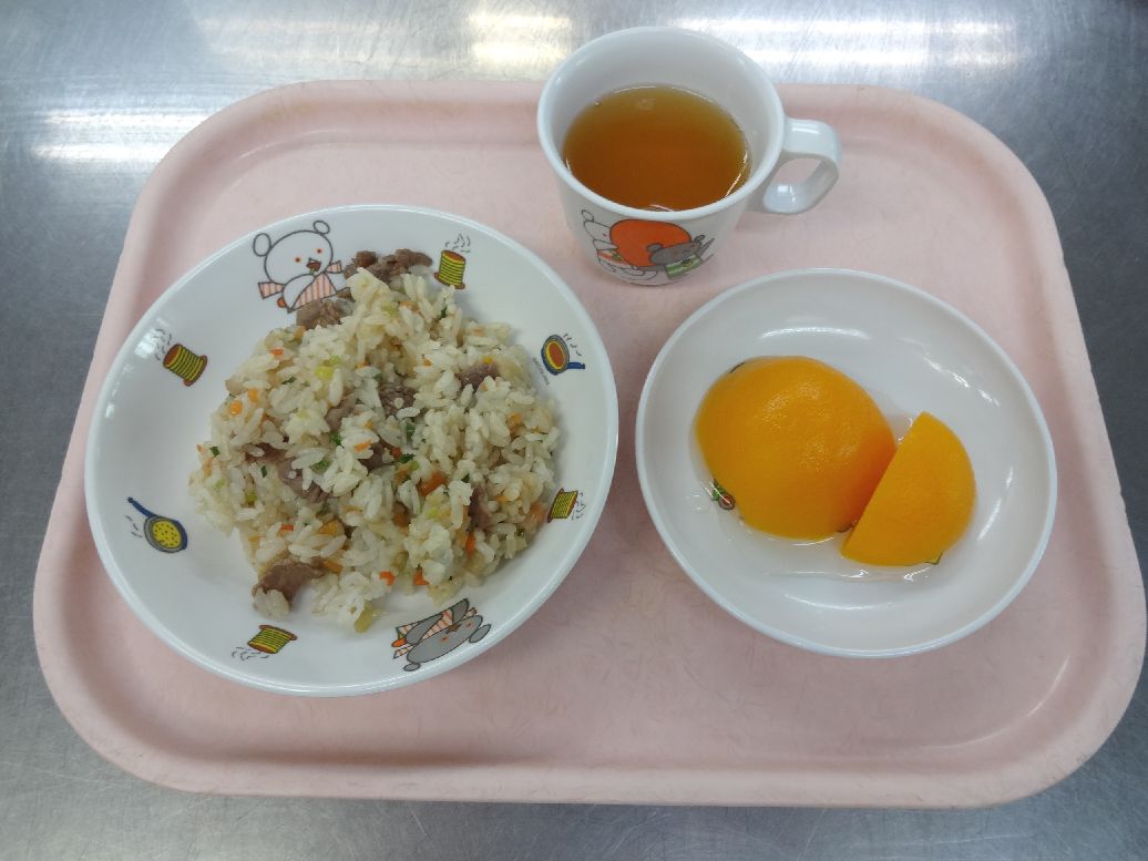 こども園の給食「<span>焼肉チャーハン 桃缶 菓子</span>」