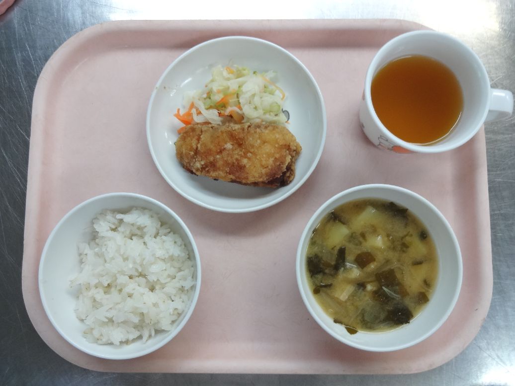 こども園の給食「<span>ごはん 魚のからあげ 味噌汁 白玉団子のあずき添え</span>」