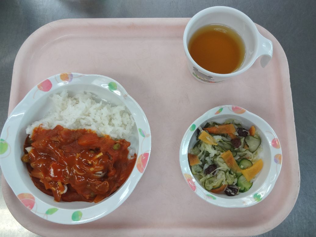 こども園の給食「<span>きのこのハヤシライス フレンチサラダ（柿） 4日 菓子詰め合わせ 18日 果物 菓子</span>」