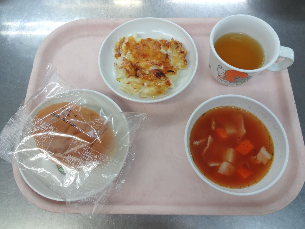 こども園の給食「<span>パン エビグラタン ミネストローネ 菓子	</span>」