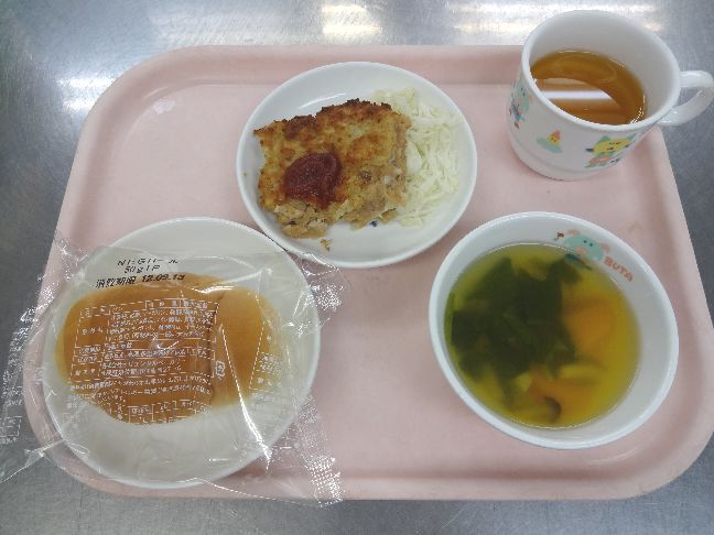 こども園の給食「<span>パン ミートローフ 野菜スープ</span>」