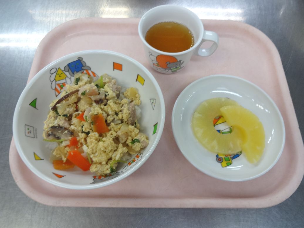こども園の給食「<span>親子丼 パイン缶 菓子 </span>」