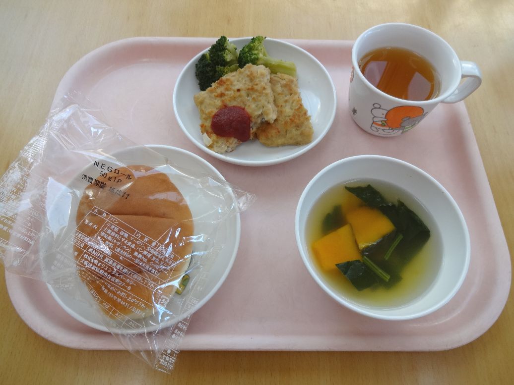 こども園の給食「<span>パン ミートローフ 野菜スープ みたらし団子</span>」