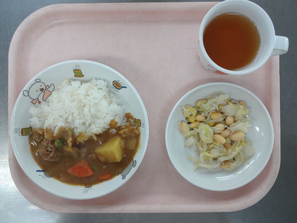 こども園の給食「<span>カレーライス じゃこサラダ ホットケーキ</span>」
