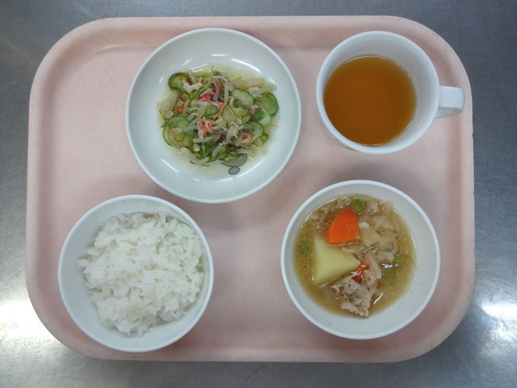 こども園の給食「<span>ごはん 豚じゃが 酢の物 菓子</span>」
