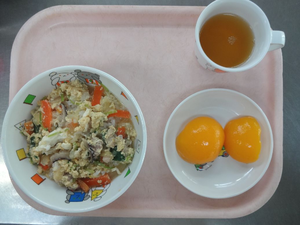 こども園の給食「<span>親子丼 桃缶 菓子</span>」