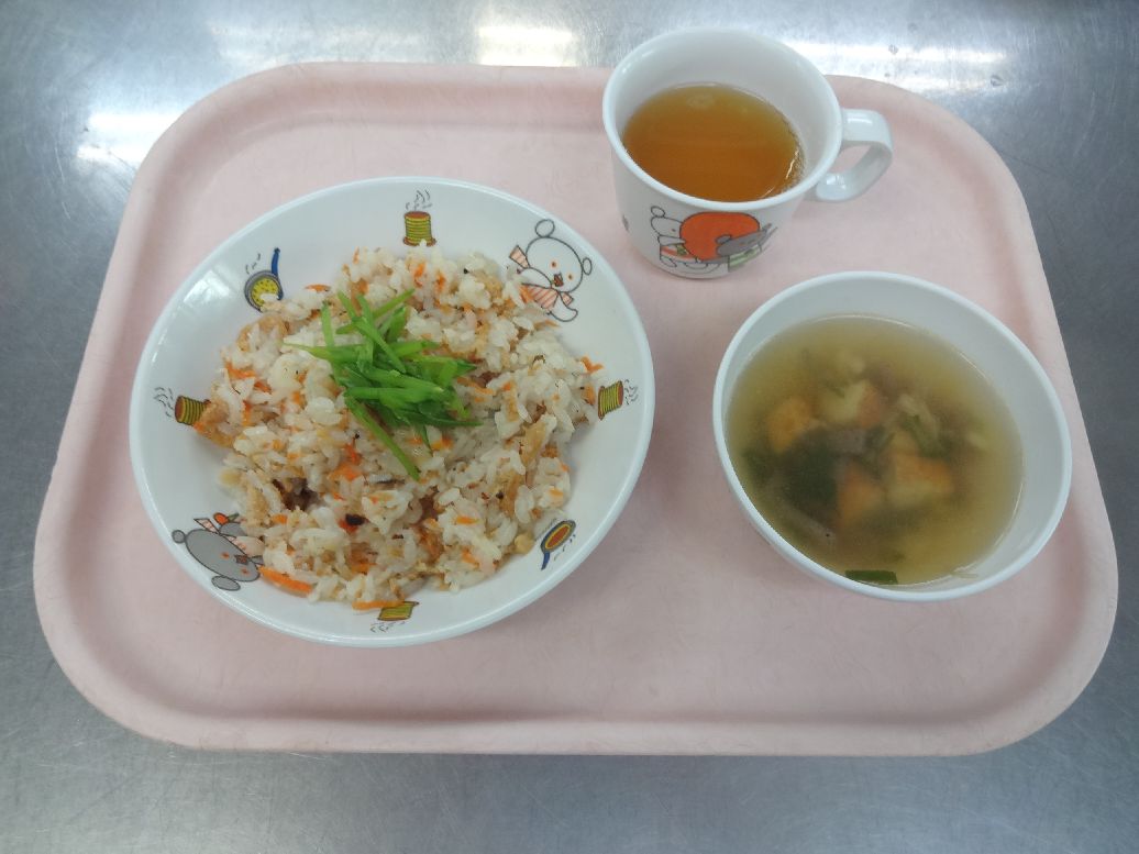 こども園の給食「<span>子きつね寿司 五目汁 菓子 年越しそうめん</span>」