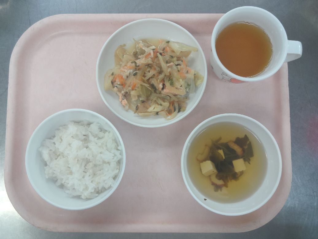 こども園の給食「<span>ごはん 鮭のちゃんちゃん焼き すまし汁 菓子 じゃが芋のチーズ焼き</span>」