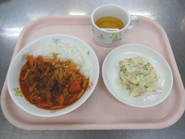 こども園の給食「<span>きのこハヤシライス ポテトサラダ</span>」