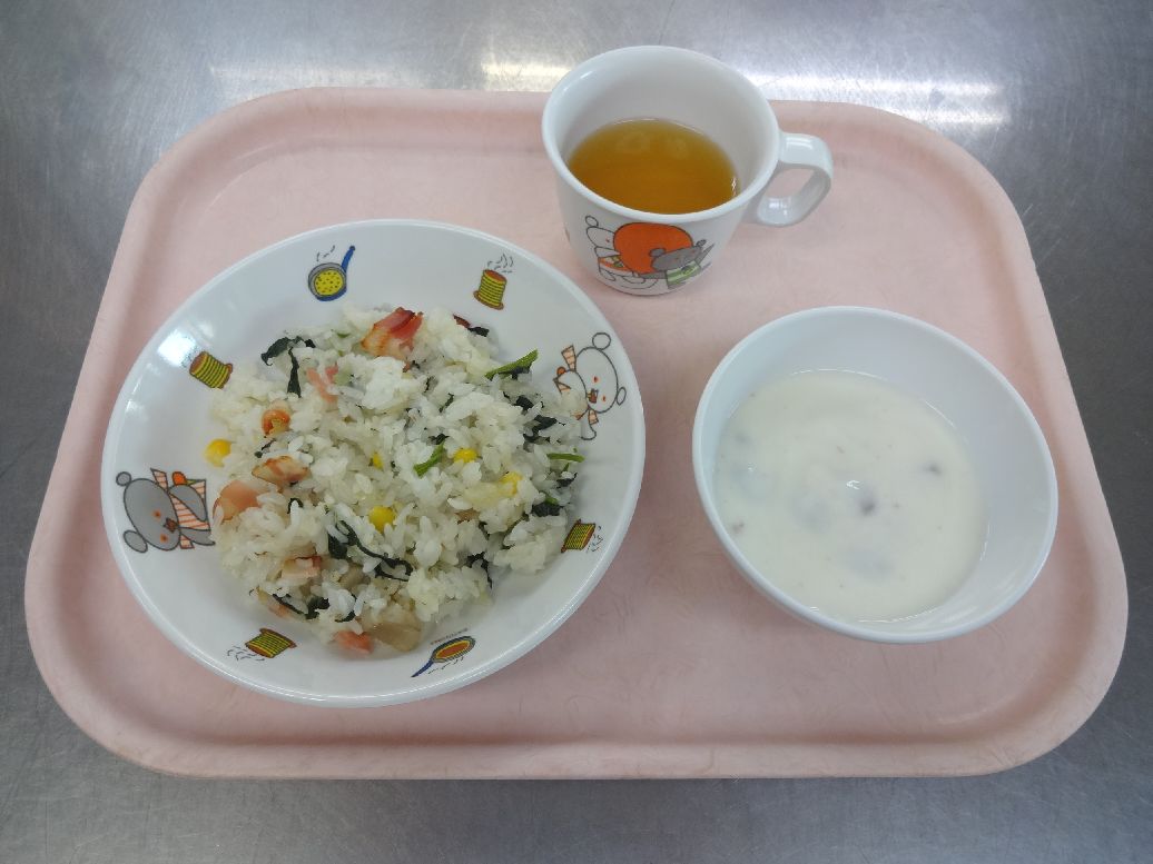 こども園の給食「<span>ポパイピラフ レーズンヨーグルト 菓子</span>」