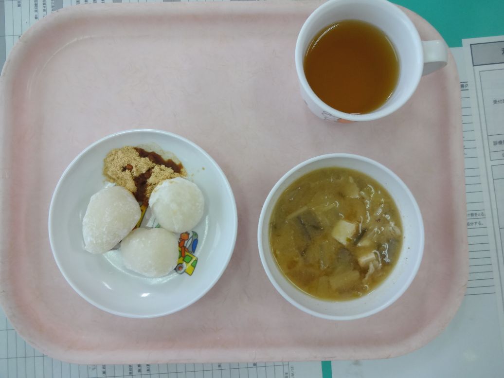 こども園の給食「<span>もち 豚汁 かにぞうすい</span>」