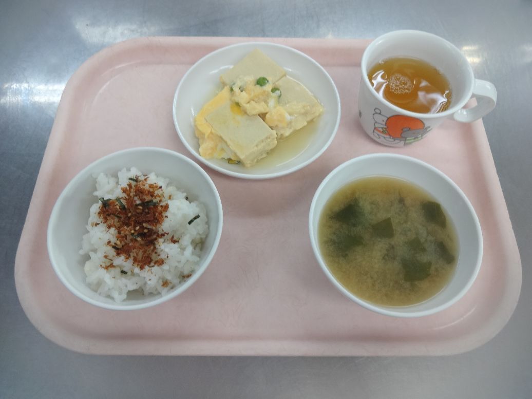 こども園の給食「<span>ふりかけごはん 高野豆腐の卵とじ 味噌汁 菓子</span>」