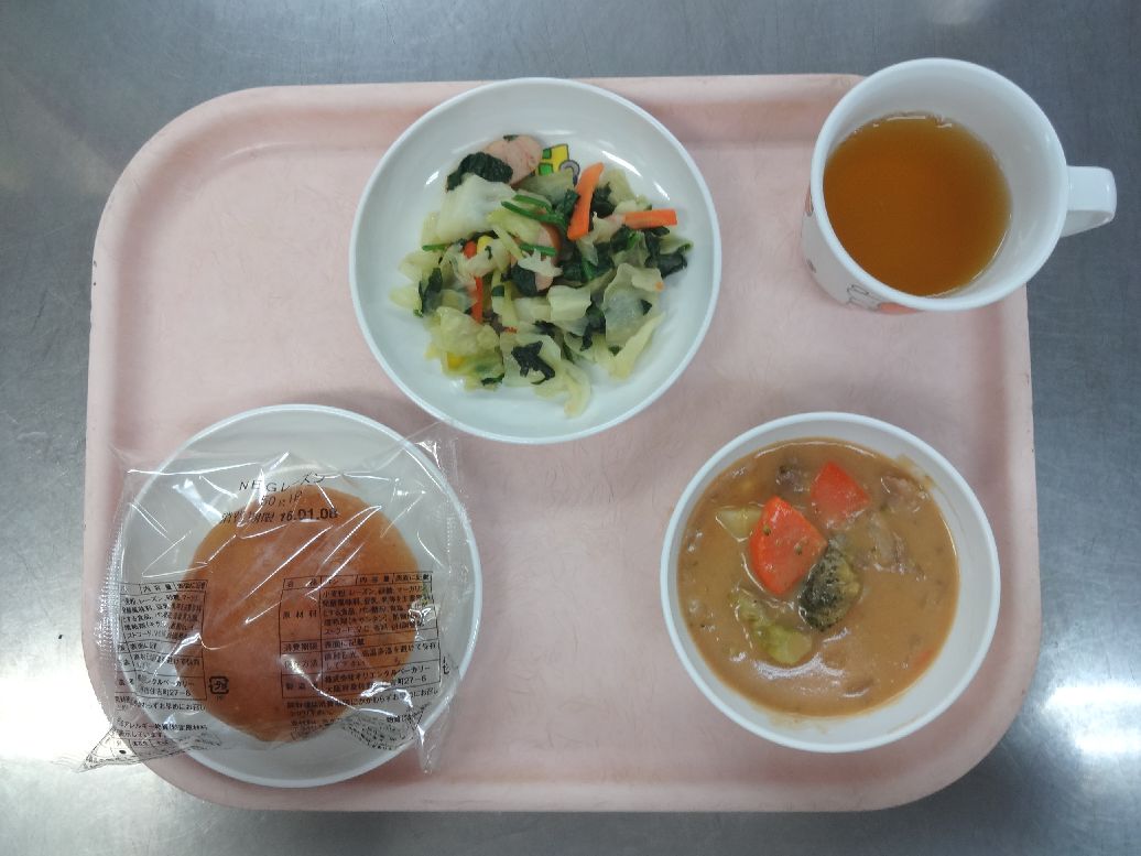 こども園の給食「<span>ビーフビーンズ ウインナーソテー レーズンパン マカロニのきなこ和え</span>」