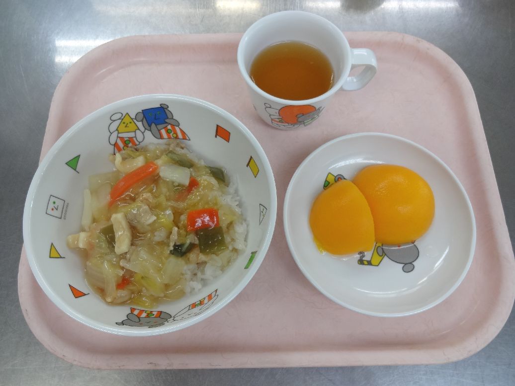 こども園の給食「<span>中華丼 桃缶 菓子</span>」