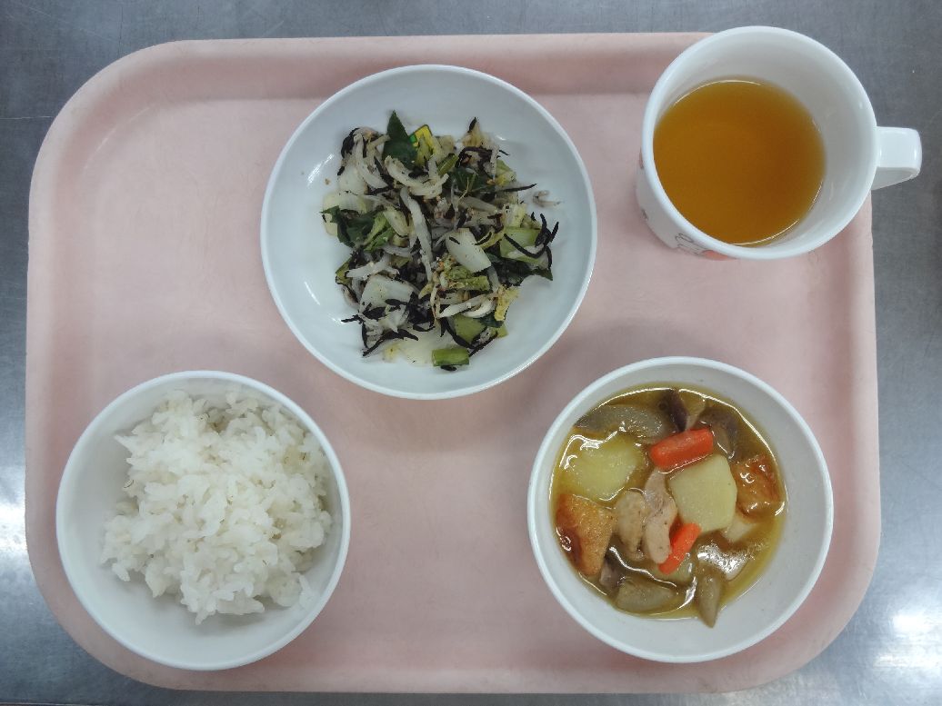 こども園の給食「<span>ごはん 炒り鶏 ごま和え 菓子</span>」