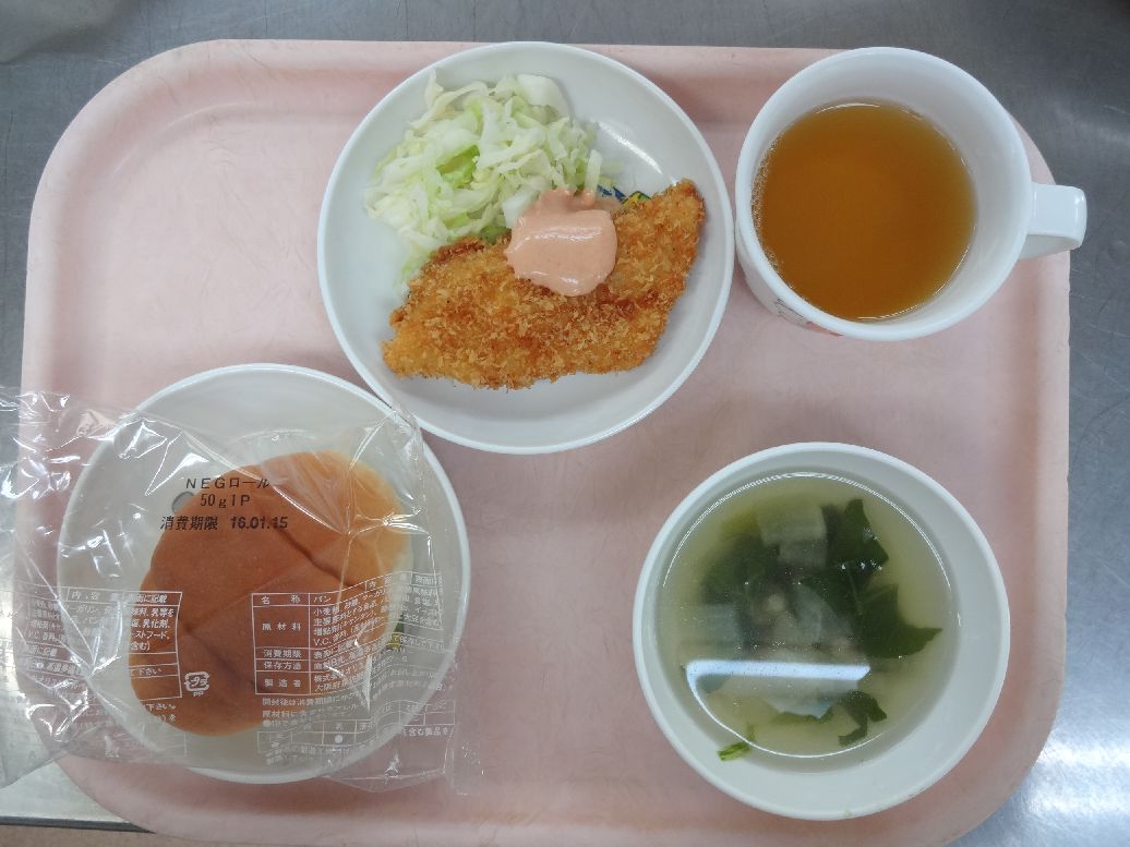 こども園の給食「<span>パン 魚のフライ 野菜スープ 白玉ぜんざい</span>」