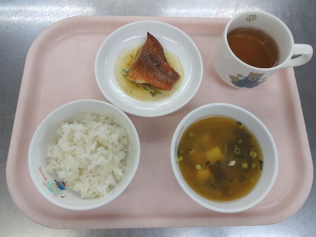 こども園の給食「<span>ごはん 煮魚 味噌汁</span>」
