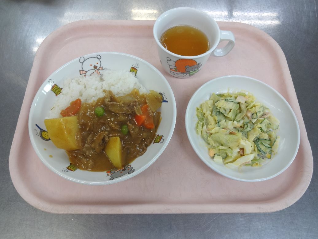 こども園の給食「<span>カレーライス 卵サラダ フライドポテト</span>」