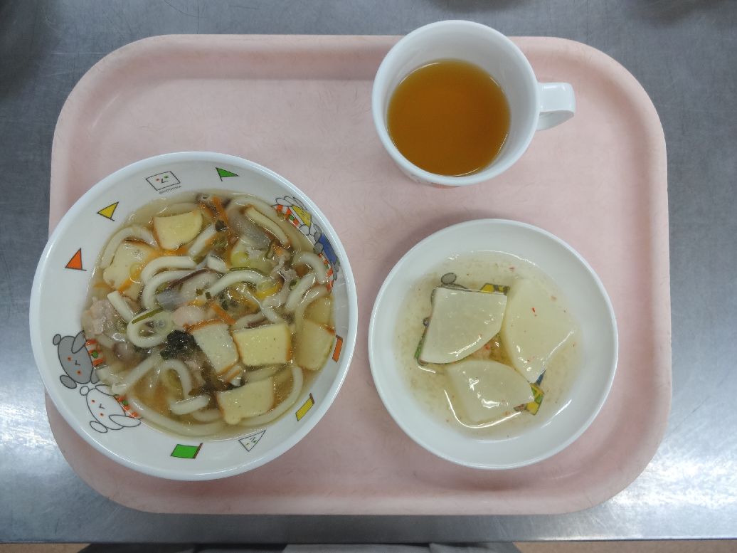こども園の給食「<span>かやくうどん ふろふき大根 パンカナッペ</span>」