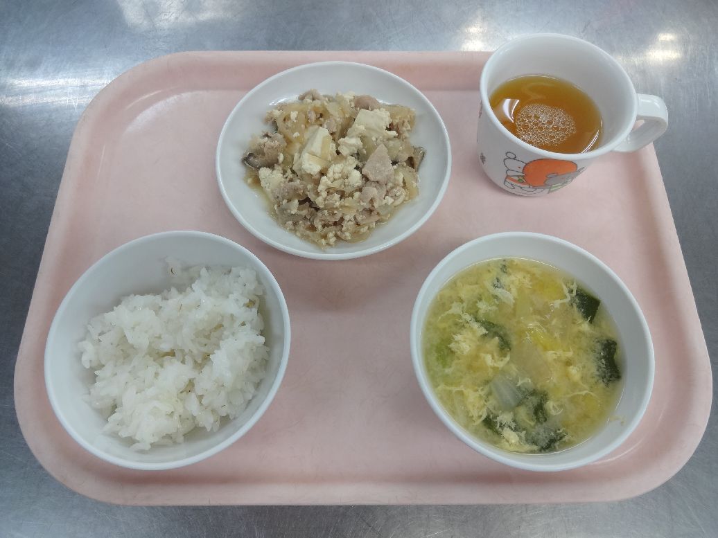 こども園の給食「<span>ごはん 豚肉と豆腐の生姜炒め 味噌汁 菓子</span>」