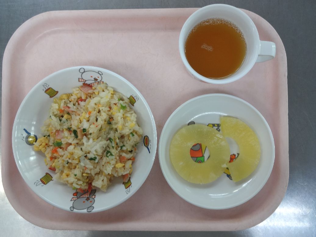 こども園の給食「<span>チャーハン パイン缶 菓子</span>」