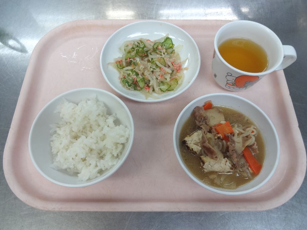 こども園の給食「<span>ごはん すき焼き風煮 酢の物 菓子</span>」