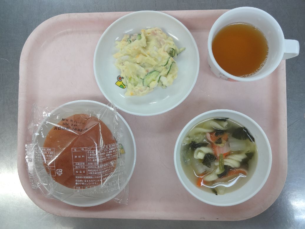 こども園の給食「<span>パン 冬野菜ポトフ ポテトサラダ にゅうめん</span>」