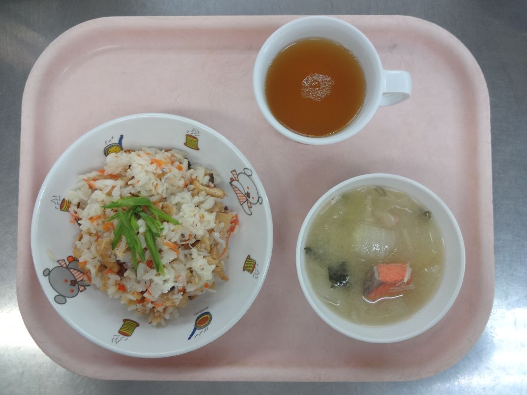 こども園の給食「<span>子きつね寿司 石狩汁 チヂミ</span>」