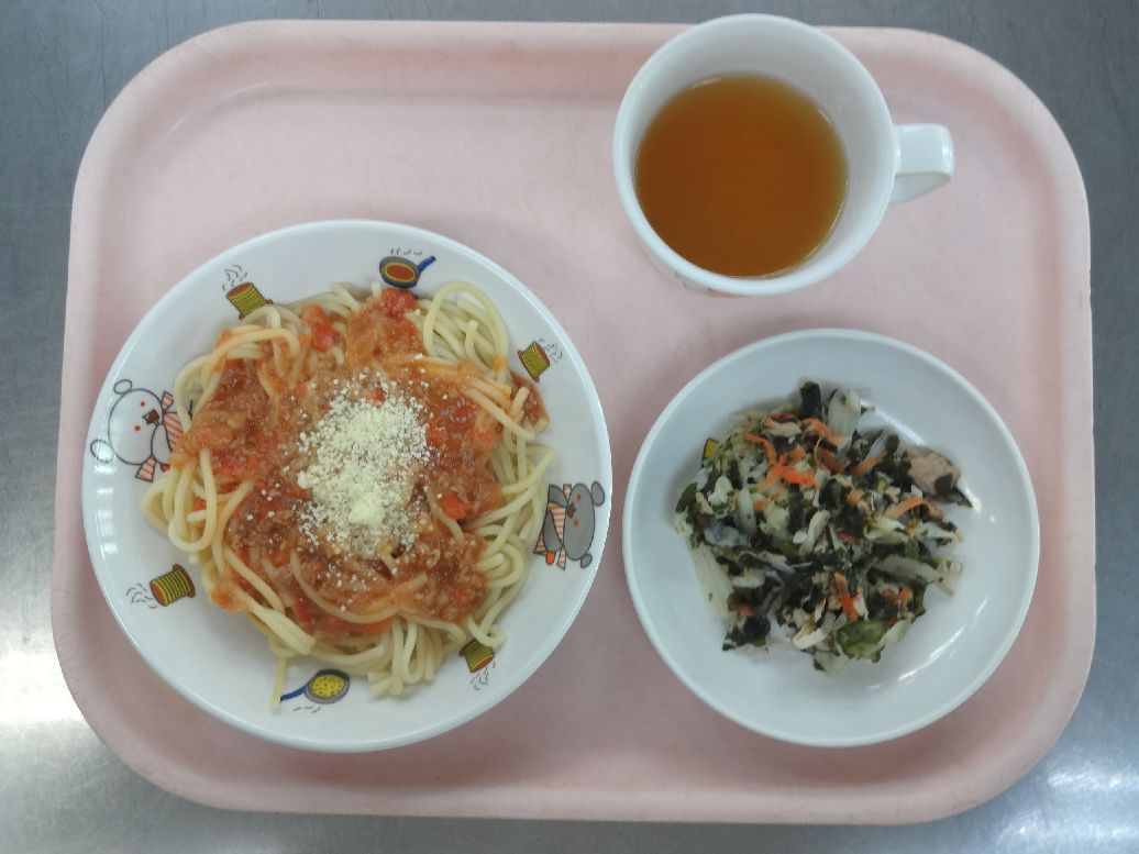 こども園の給食「<span>ミートスパゲティ わかめサラダ 小倉サンド</span>」