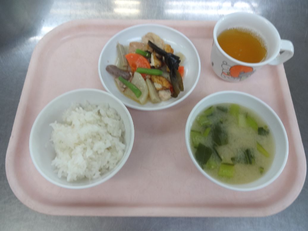 こども園の給食「<span>ごはん 煮しめ 味噌汁 菓子</span>」