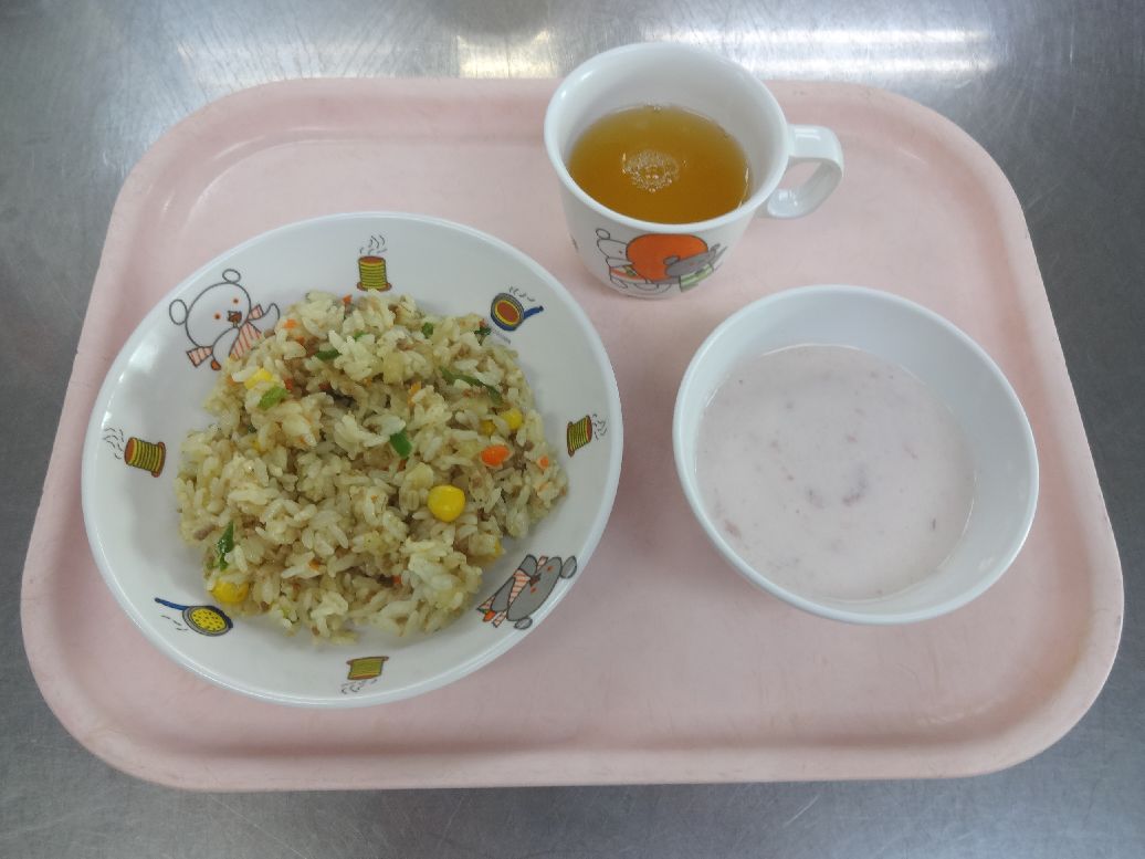 こども園の給食「<span>カレーピラフ いちごヨーグルト 菓子</span>」
