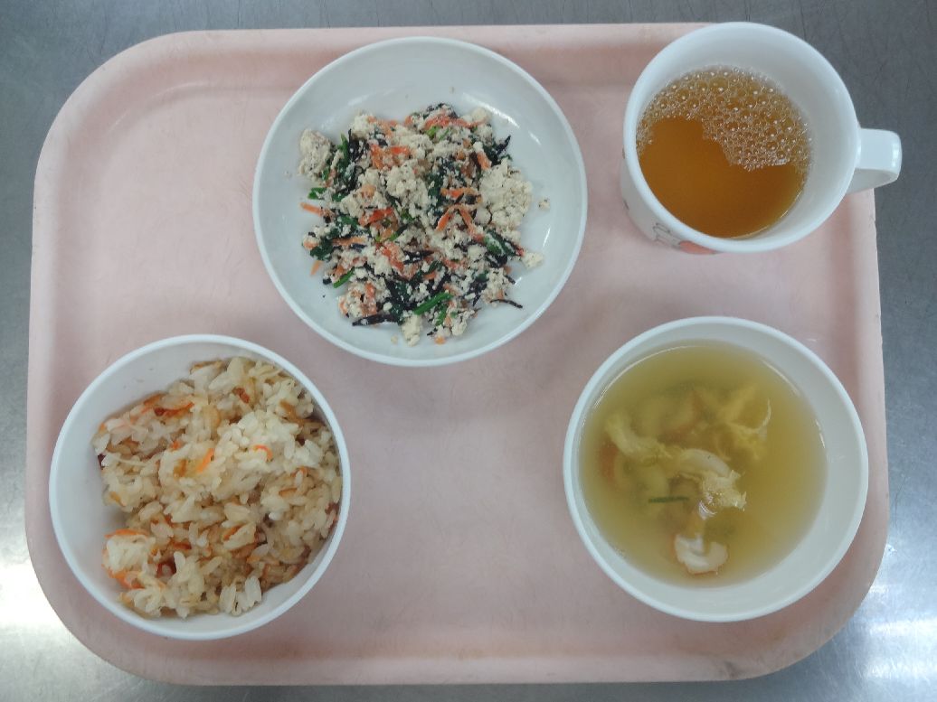 こども園の給食「<span>大根ごはん 白和え かき玉汁 菓子</span>」