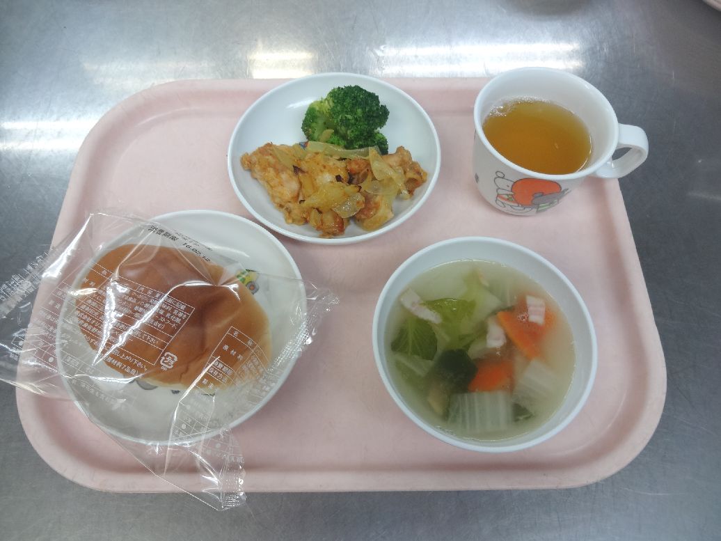 こども園の給食「<span>パン タンドリーチキン ベーコンスープ 白玉団子のきな粉和え</span>」