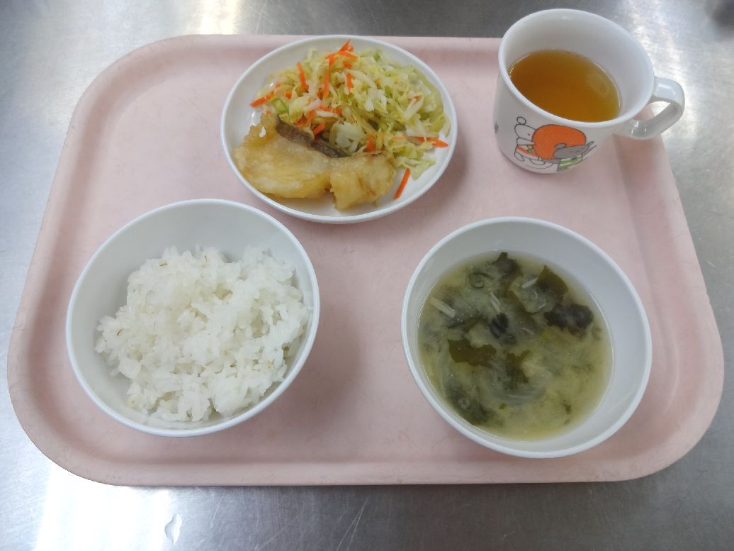 こども園の給食「<span>ごはん 魚の揚げ煮 味噌汁 菓子</span>」
