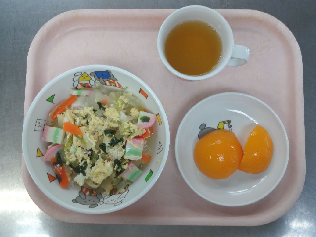 こども園の給食「<span>木の葉丼 桃缶 菓子</span>」